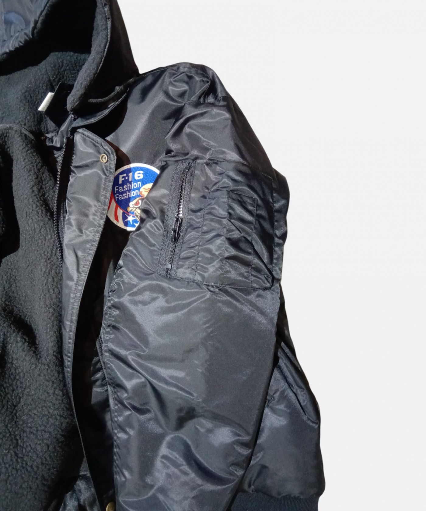 上臂有拉鍊口袋